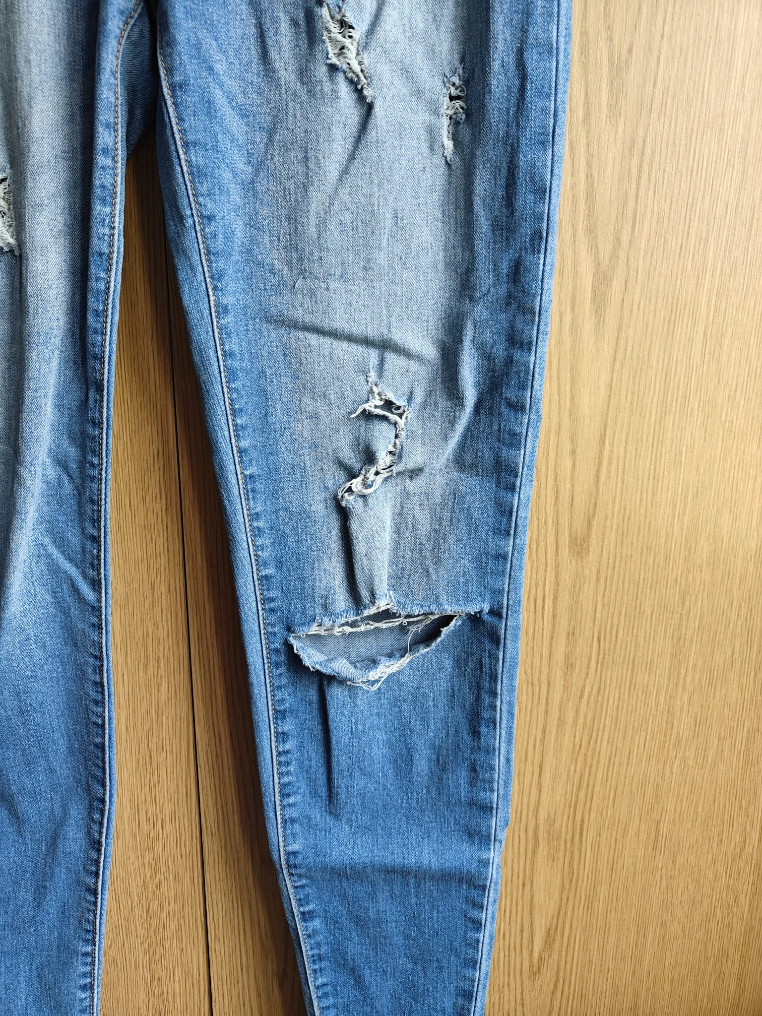 Pantalones de mezclilla con un toque moderno y relajado – photo 3
